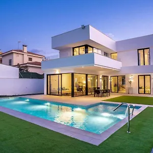 https://chalet-con-piscina-spa-jardin-y-cancha-de-basket.1costadelsol.com